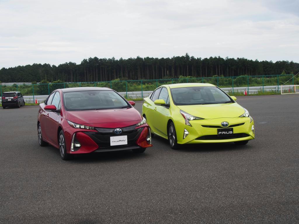 トヨタ自動車が今冬の発売を予定する新型「プリウスＰＨＶ」（左）と、ハイブリッド車「プリウス」