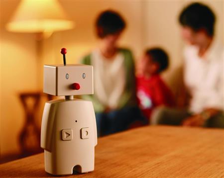 家族をつなぐコミュニケーションロボットＢＯＣＣＯ。スマートフォンのアプリと連動し、家にいる家族と気軽なメッセージのやりとりができる。２万９０００円（税抜き）購入はａｍａｚｏｎ．ｃｏ．ｊｐへ
