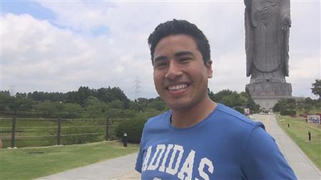 夏休みを利用して牛久大仏を訪れたチリの大学生