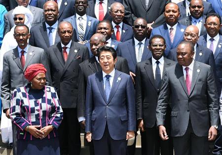 アフリカ開発会議が開幕し、各国首脳らと記念撮影する安倍首相（前列中央）＝２７日、ナイロビ（共同）