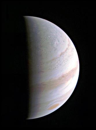 無人探査機「ジュノー」が約７０万キロ離れた位置から撮影した木星の画像（ＮＡＳＡ提供）