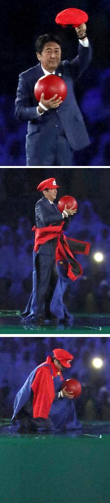 リオデジャネイロ五輪閉会式アトラクションで、土管から現れたマリオに扮した安倍首相＝２１日、マラカナン競技場（撮影・桐山弘太）