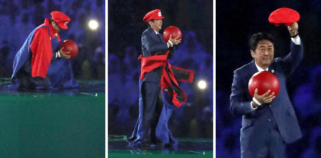 リオデジャネイロ五輪閉会式アトラクションで、土管から現れたマリオに扮した安倍首相＝２１日、マラカナン競技場（撮影・桐山弘太）