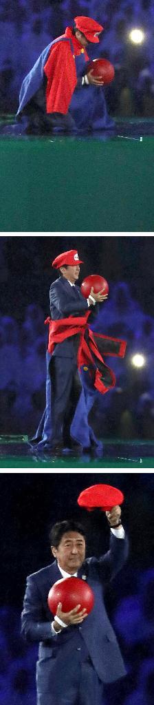 リオデジャネイロ五輪閉会式アトラクションで、土管から現れたマリオに扮した安倍首相＝２１日、マラカナン競技場（撮影・桐山弘太）