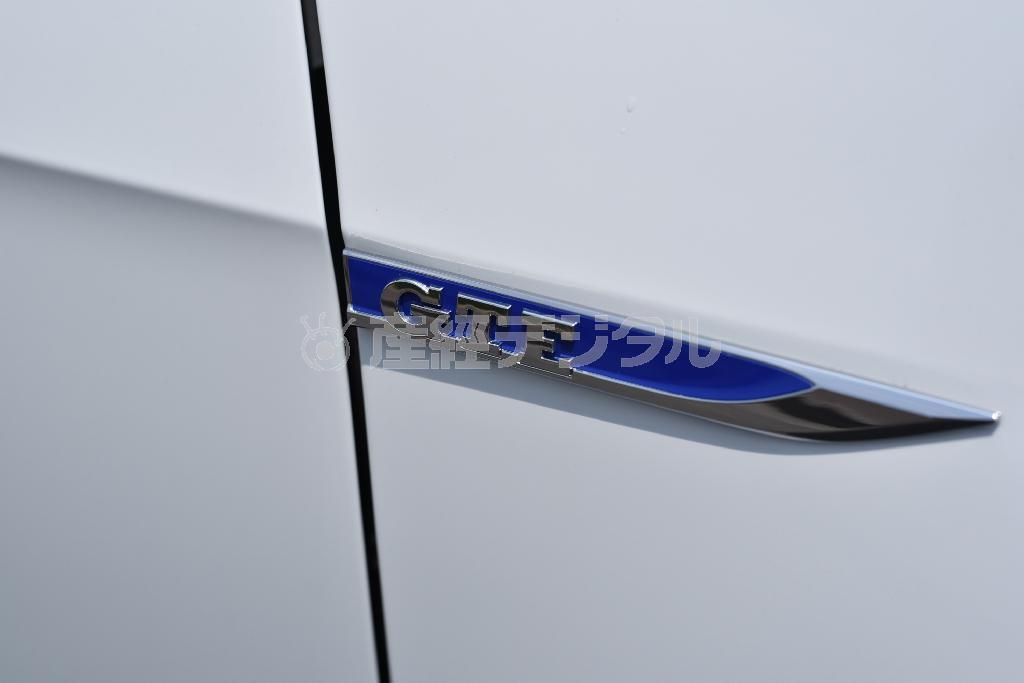 フロントフェンダーにはブルーのエンブレム。ＧＴＩはここが赤い。ゴルフＧＴＥ
