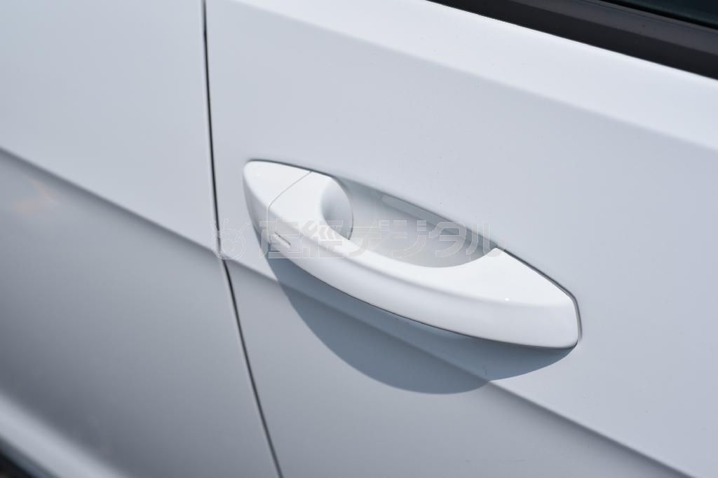 キーを携帯して外側に触れると施錠、内側に触れると解錠するドアノブ。実はキーの電池切れに備えた鍵穴も隠されている。ゴルフＧＴＥ