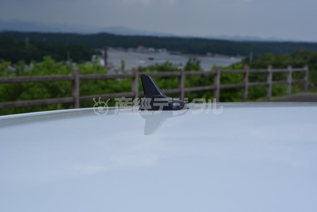 小振りなシャークフィンアンテナ。ボディー同色でないのが残念。ゴルフＧＴＥ