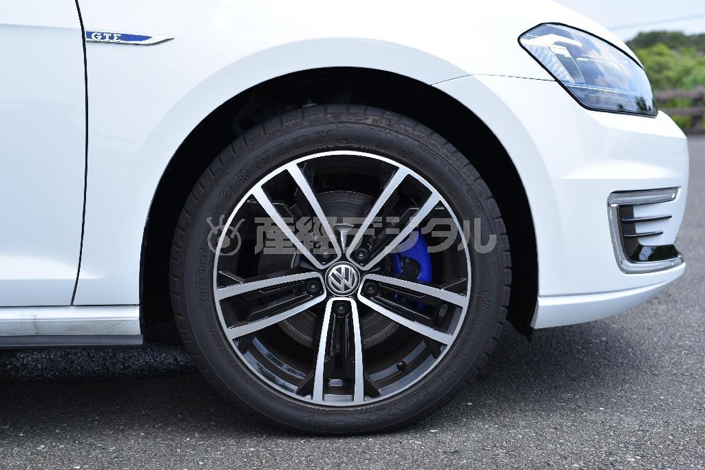 タイヤサイズは前後とも２２５／４５Ｒ１７。大径ディスクブレーキに青く塗られたキャリパーが映える。ゴルフＧＴＥ