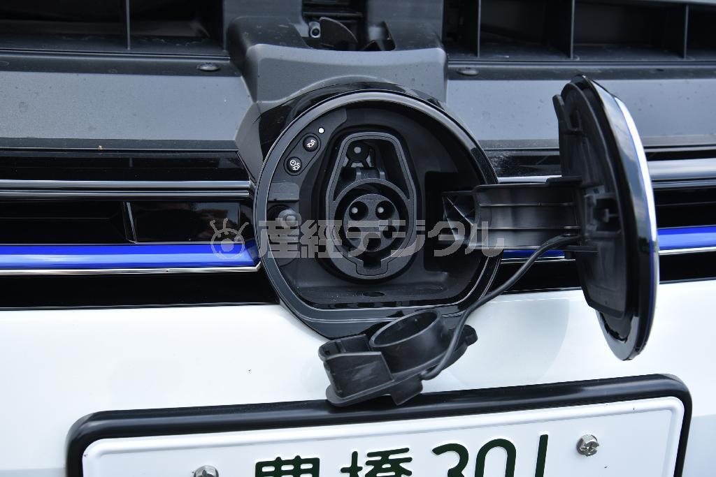 中から充電用端子が。そう言えばプラグインハイブリッドでしたね。ゴルフＧＴＥ