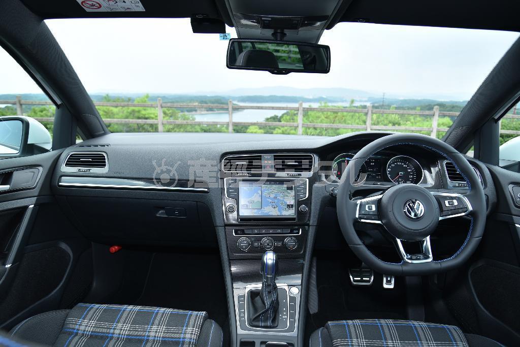 一見ガソリンエンジンモデルと変わらないように見えるインパネだが…内装の画像、続きは次回後編で。ゴルフＧＴＥ