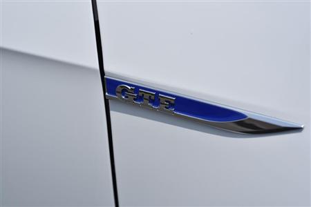 フロントフェンダーにはブルーのエンブレム。ＧＴＩはここが赤い。ゴルフＧＴＥ