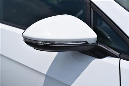 ターンシグナル内蔵の自動格納機能付きサイドミラー。ゴルフＧＴＥ