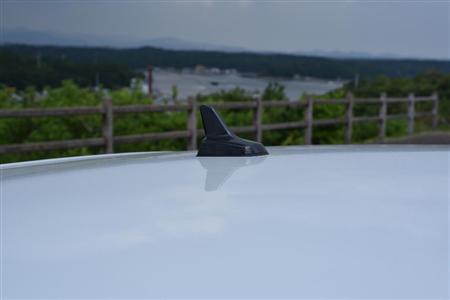 小振りなシャークフィンアンテナ。ボディー同色でないのが残念。ゴルフＧＴＥ