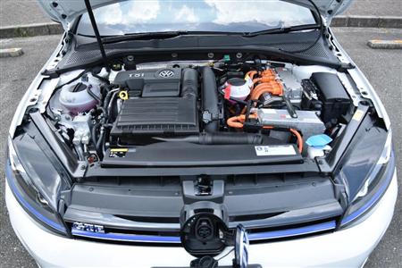 隙間なく詰め込まれたハイブリッドシステム。あれ？フロントエンブレムが…ゴルフＧＴＥ