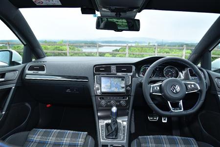 一見ガソリンエンジンモデルと変わらないように見えるインパネだが…内装の画像、続きは次回後編で。ゴルフＧＴＥ