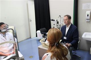 外国人患者の問診を通訳する聖路加国際病院の担当者（右）