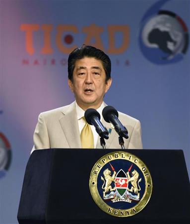 アフリカ開発会議で演説する安倍首相＝２８日、ナイロビ（共同）