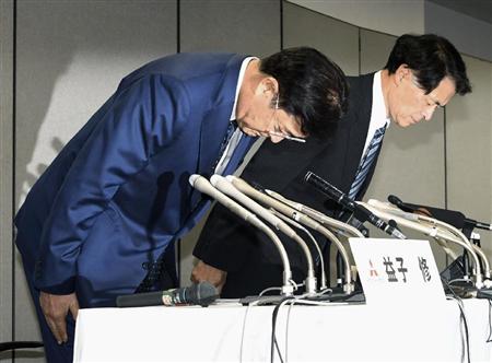 記者会見で謝罪する三菱自動車の益子修会長兼社長（左）ら＝３０日午後、東京都港区