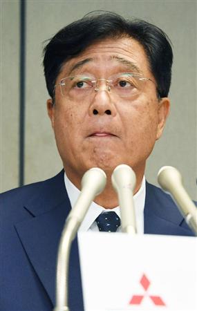 記者会見する三菱自動車の益子修会長兼社長＝３０日午後、東京都港区