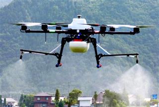 農薬を散布する、クボタの農業用ドローンの試作機＝長野県大町市