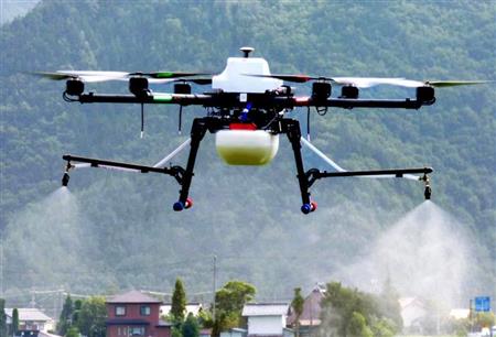 農薬を散布する、クボタの農業用ドローンの試作機＝長野県大町市