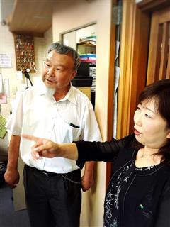 仕事に対し葛藤しながらも営業セールスに何度も出向く明治安田生命の営業職員（右＝２２日、宮城県石巻市