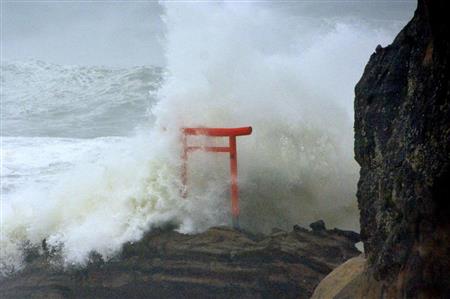 台風１０号の影響で、海岸に立つ鳥居を襲う大波＝３０日午前、福島県いわき市