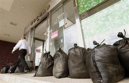 台風１０号による浸水に備え、石巻信用金庫の前に置かれた土のう＝３０日午前、宮城県石巻市