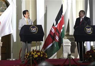 安倍晋三首相はケニヤッタ大統領（右）と会談し、モンバサ港開発などのインフラ整備や同国での地熱発電の協力推進を確認した＝２８日、ナイロビ（共同）