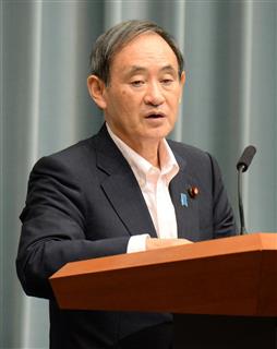会見する菅義偉官房長官＝３０日午前、首相官邸（斎藤良雄撮影）