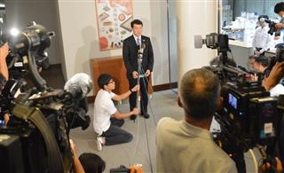 知事選への4選出馬を取りやめ、報道陣の取材に応じる泉田裕彦知事=30日午後、新潟県庁 知事選への4選出馬を取りやめ、報道陣の取材に応じる泉田裕彦知事=30日午後、新潟県庁