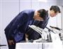 新たな燃費問題の発覚を受け開いた記者会見の冒頭で謝罪する三菱自動車の益子修会長（手前）＝３０日、東京都港区