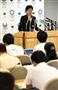 会見を開き築地市場移転の延期を表明する小池百合子東京都知事＝３１日午後、東京都新宿区の東京都庁（寺河内美奈撮影）