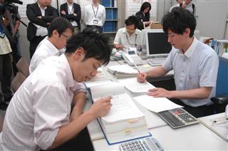 平成２９年度予算編成に向け、概算要求データの確認作業をする財務省の担当者ら＝３１日、財務省（中村智隆撮影）