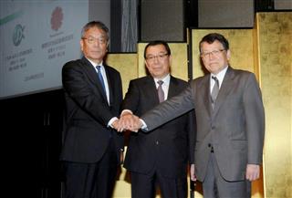 経営統合で最終合意し、記者会見後に手を重ね一体化をアピールしたＪＸホールディングスの木村康会長（中央）と内田幸雄社長（右）、東燃ゼネラル石油の武藤潤社長＝東京都千代田区