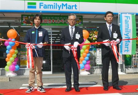 名古屋市の「ファミリーマート昭和塩付通１丁目店」前で開かれた記念式典。店長の足立裕志さん（左）ら＝１日午前