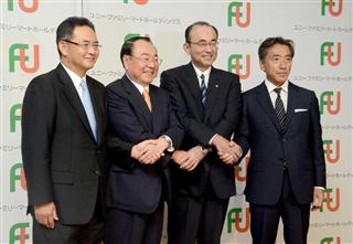 会見するユニー・ファミリーマートホールディングスの（左から）中山勇副社長、上田準二社長、佐古則男副社長、ファミリーマートの澤田貴司社長＝１日、東京都港区（伴龍二撮影）