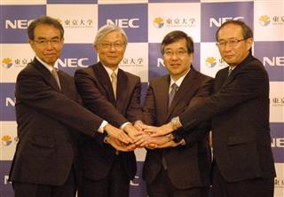 人工知能の研究で戦略的パートナーシップを締結したＮＥＣの新野隆社長（左から２番目）、東大の五神真総長（同３番目）ら＝２日、東京都千代田区（宇野貴文撮影）