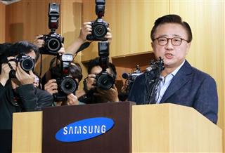 新型スマートフォン「ギャラクシーノート７」のリコールを発表する韓国サムスン電子の幹部＝２日、ソウル（聯合＝共同）