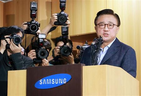 新型スマートフォン「ギャラクシーノート７」のリコールを発表する韓国サムスン電子の幹部＝２日、ソウル（聯合＝共同）