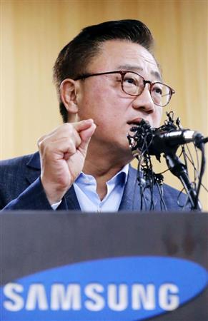 新型スマートフォン「ギャラクシーノート７」のリコールを発表する韓国サムスン電子の幹部＝２日、ソウル（聯合＝共同）