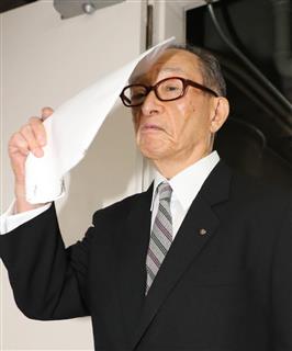 出光美術館と出光文化福祉財団の理事会に向かう出光昭介氏=3日、東京・丸の内 出光美術館と出光文化福祉財団の理事会に向かう出光昭介氏=3日、東京・丸の内