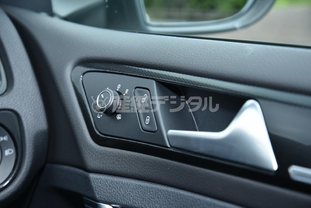 ドアミラーのコントロールレバー。デフォッガー機能付き。ゴルフＧＴＥ