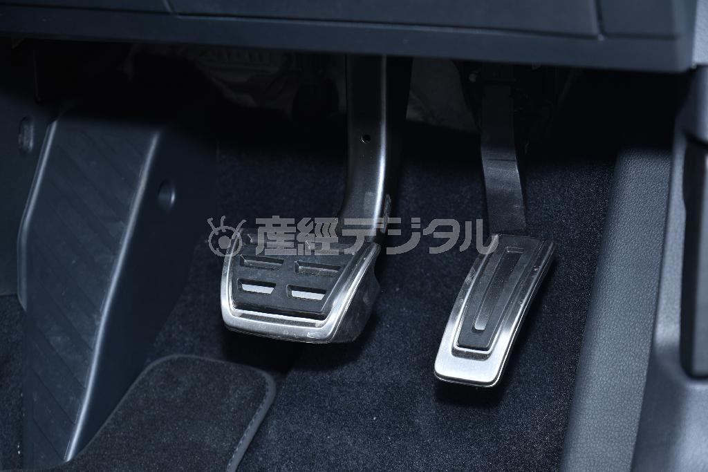 アルミ製ペダル。右側にもフットレストがあり、クルーズコントロール使用時に右足を置けるのが嬉しい。ゴルフＧＴＥ