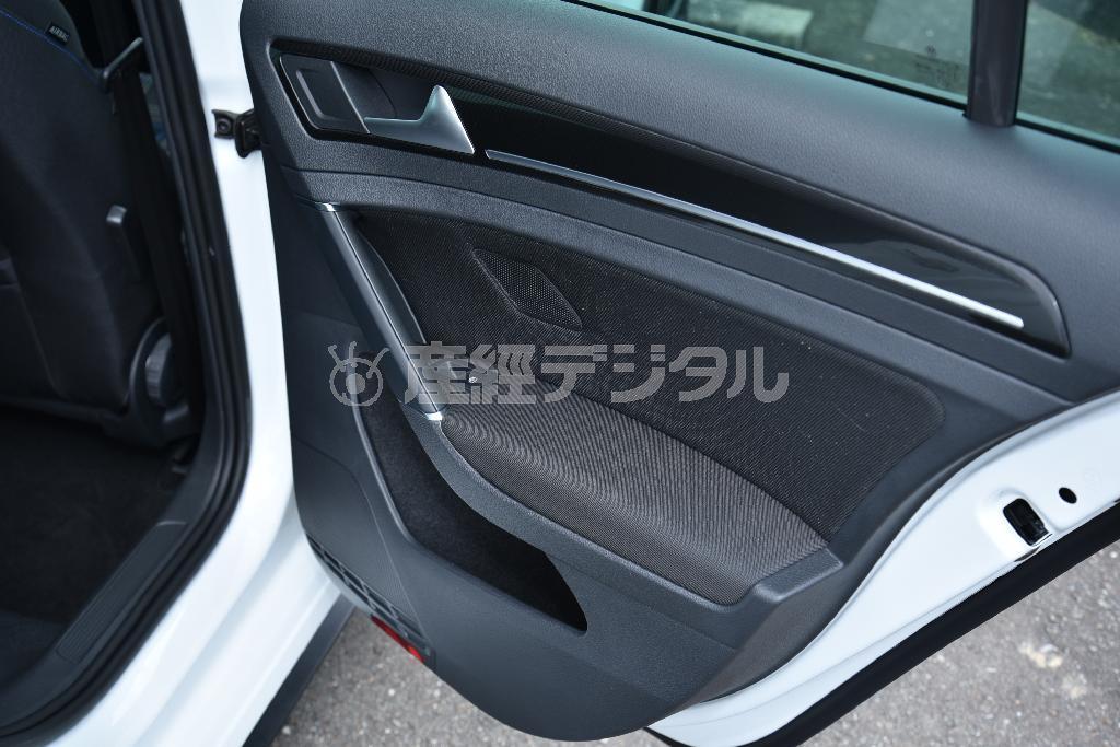 後席ドアも前席と同じ仕立てで質感高め。ゴルフＧＴＥ