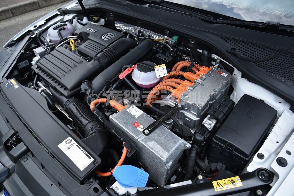 ボンネット内のハイブリッドシステム。奥の黒いのが１．４リッターターボエンジン、手前の銀色部分がモーター。パッツンパッツンです。ゴルフＧＴＥ