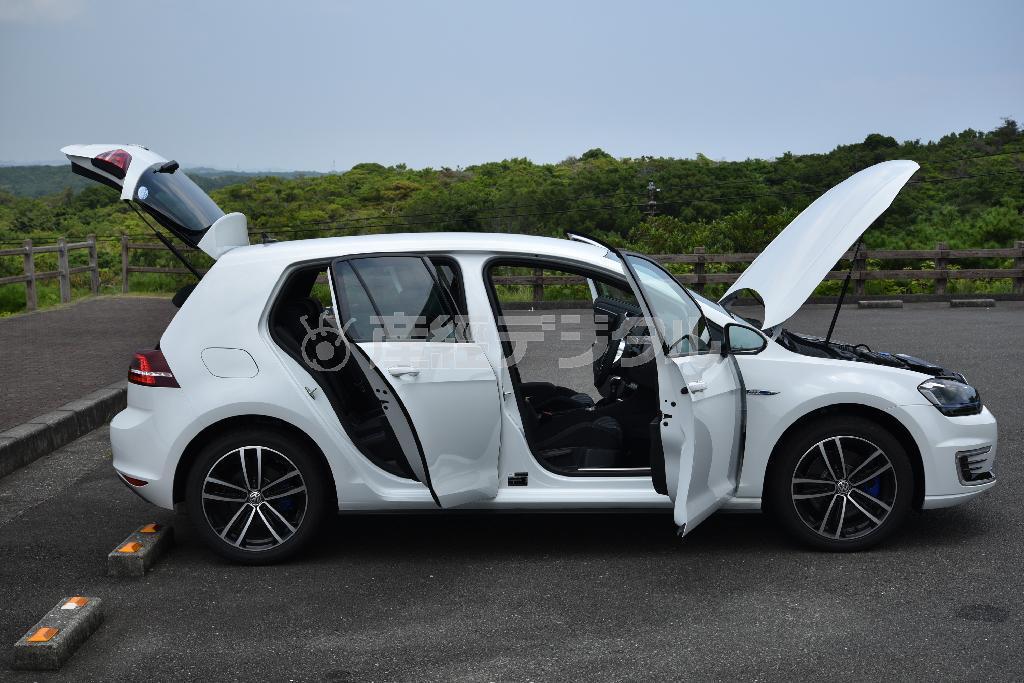 開口部を全開にすると、ボディーの他の箇所と比べていかにＣピラーが太いかがよくわかる。ゴルフＧＴＥ