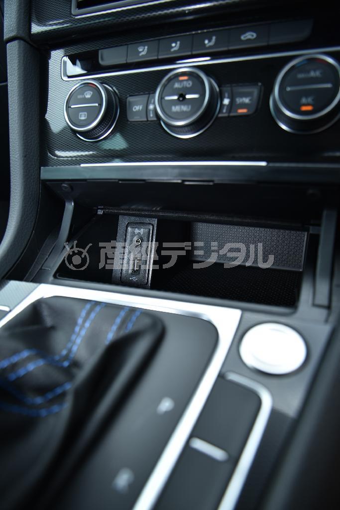 空調ダイヤル下の小物入れ。携帯電話や小銭入れに丁度良いサイズ。インフォテインメントシステムに直結するＵＳＢ、外部音声入力を各一個装備。ゴルフＧＴＥ