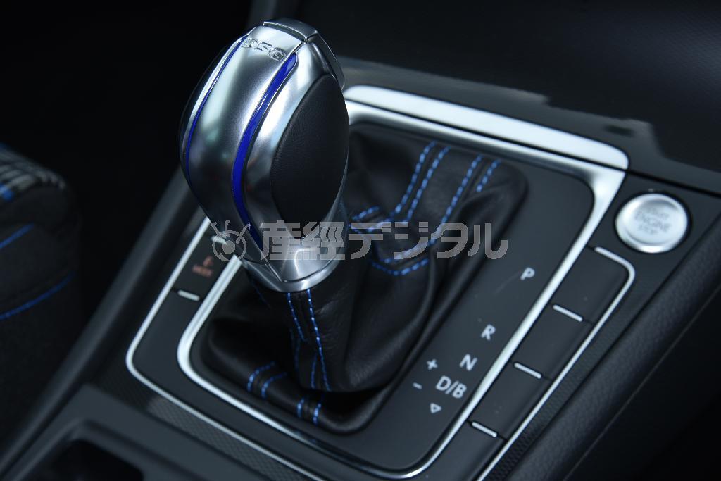 アルミと本革で仕立てられたシフトレバー。ひんやりした触感がいい。「Ｄ」レンジから手前に引くと回生ブレーキが強めに効く「Ｂ」レンジ、左へ倒すとマニュアル変速に切り替わる。ゴルフＧＴＥ