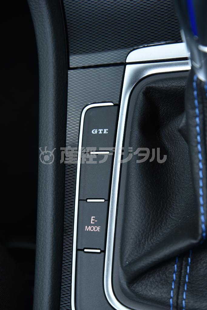 シフトレバー左側に「ＧＴＥ」「Ｅ」各モードの切り替えスイッチ。運転中はシフトレバーの影に隠れて見づらい位置なのが残念。ゴルフＧＴＥ